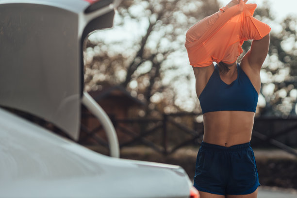 女运动员在脱运动服图片下载