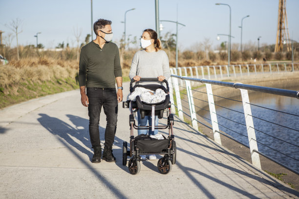 婴儿在婴儿车里的父母图片下载