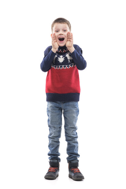 快乐兴奋的小男孩宣布和呼喊，杯状的手在嘴上。图片下载