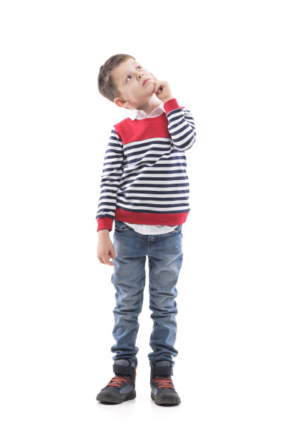 聪明的小男孩思考和有想法，向上看，手指在脸颊上图片下载