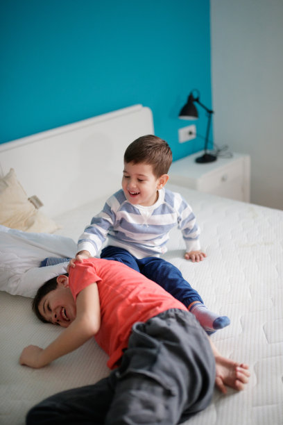 孩子们在空床上玩耍，在搬家的时候玩耍图片下载