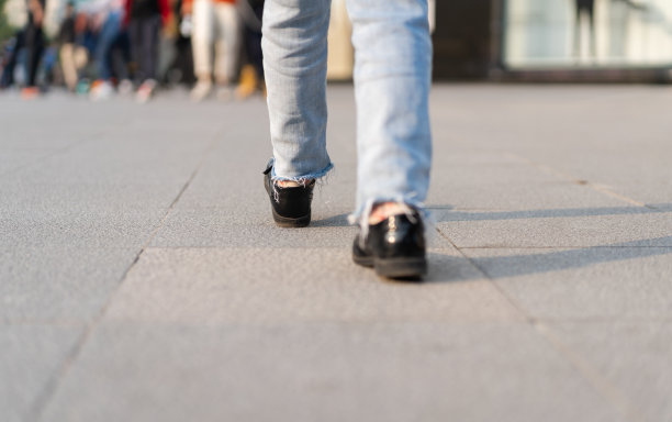 小女孩走在街上图片下载