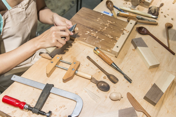 妇女在家做木工，木制品的概念图片下载