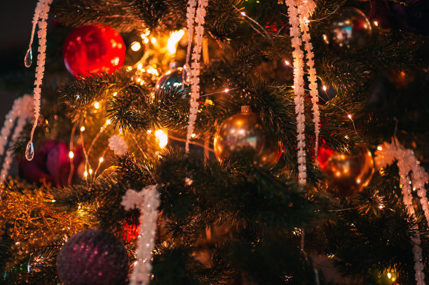 圣诞树上装饰的圣诞球图片下载