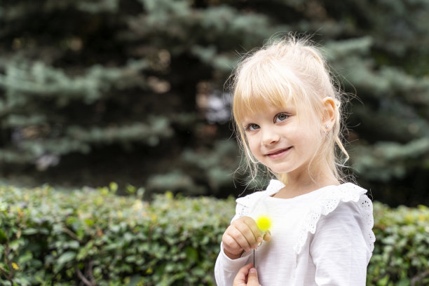 有盏灯的女孩有了主意。概念的想法。图片下载