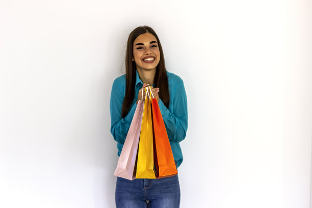 拿着购物袋的女购物者。图片下载