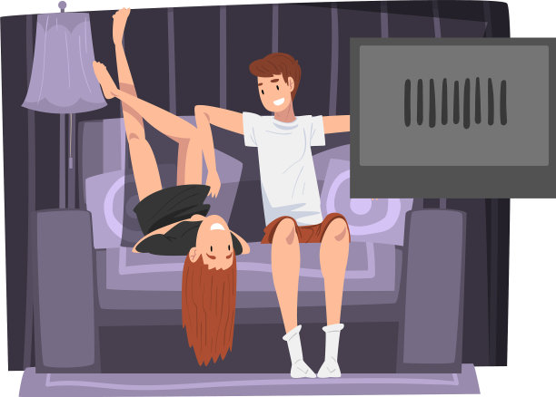 一对夫妇坐在舒适的沙发上看电视图片下载