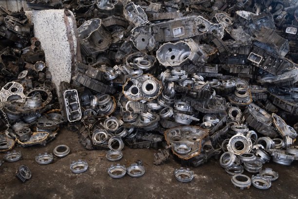 铝发动机，变速箱和传动部件回收。图片下载