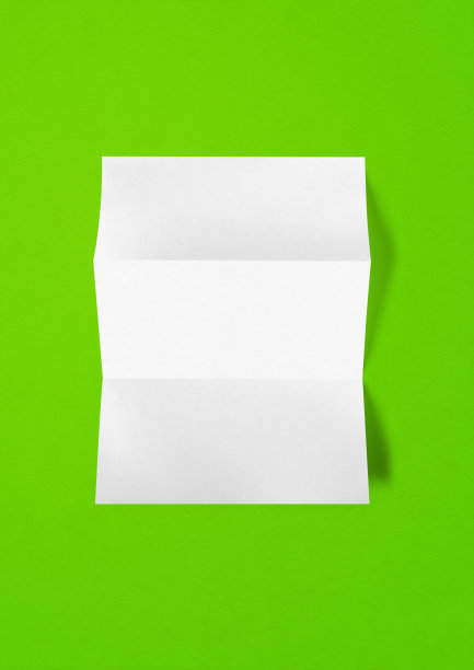 空白折叠白色A4纸模型模板在绿色背景图片下载
