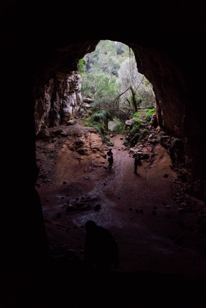 从最深和最高处拍摄的巨大的梅诺卡洞穴。古老的手挖洞。图片下载