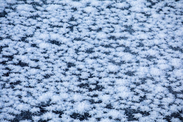 融化的冰上的纹理图案图片下载