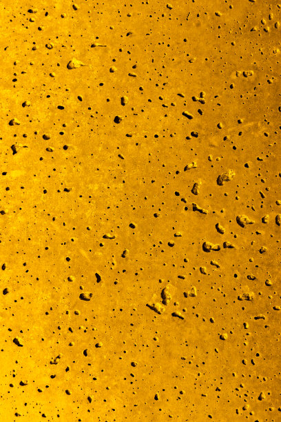 美丽的金色垃圾背景与复制空间，流行的颜色，抽象的灰泥墙纹理与洞和磨损，垂直照片图片下载
