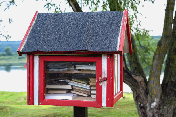 免费图书共享小房子附近的河。图片下载