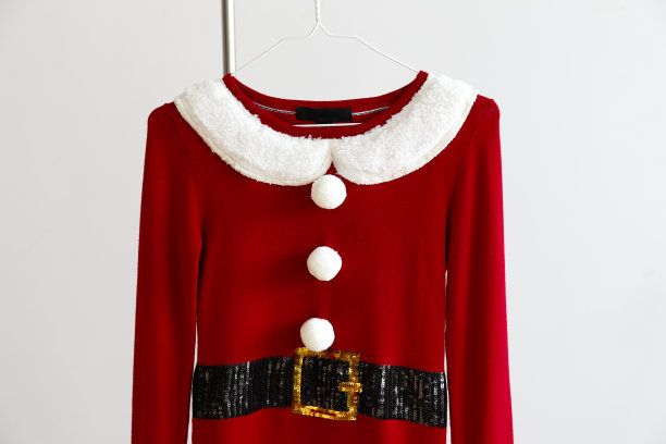 挂在衣架上的女圣诞老人服装。图片下载