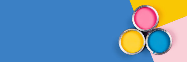 三色背景与油漆罐。图片下载