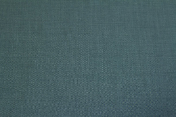 背景是有纹理的深绿色牛仔布秋冬衣柜。水平方向图片下载