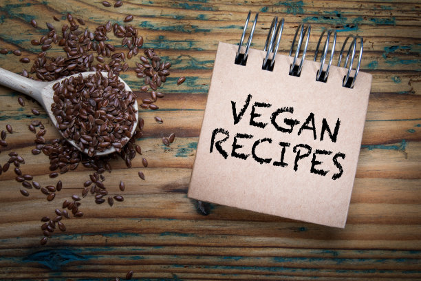 素食食谱。木制背景上的记事本图片下载