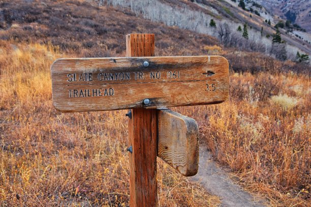 Y步道上的标志，Y山的Provo峰徒步步道，滑峡谷和石板峡谷，Wasatch前落基山脉，犹他州。美国。图片下载