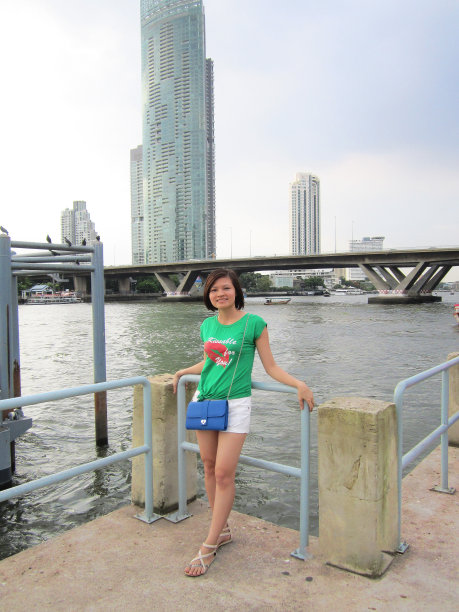 一个夏天，一个女人站在湄南河边图片下载