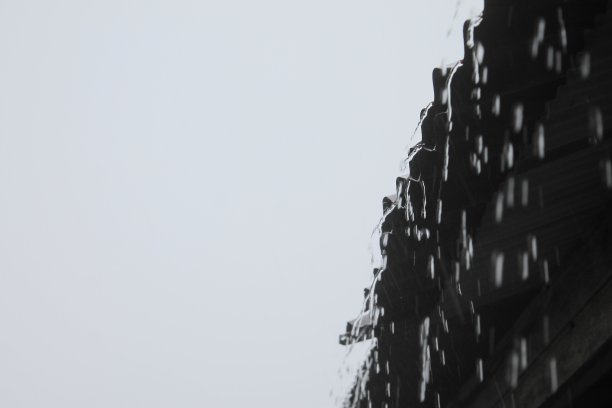 雨铁皮屋顶图片下载