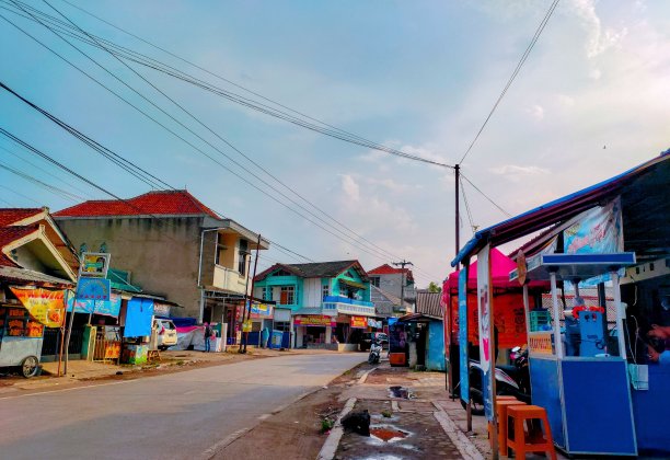 色彩斑斓的房屋和屋顶图片下载