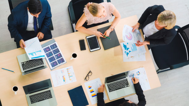商务人士小组会议俯视图拍摄图片下载