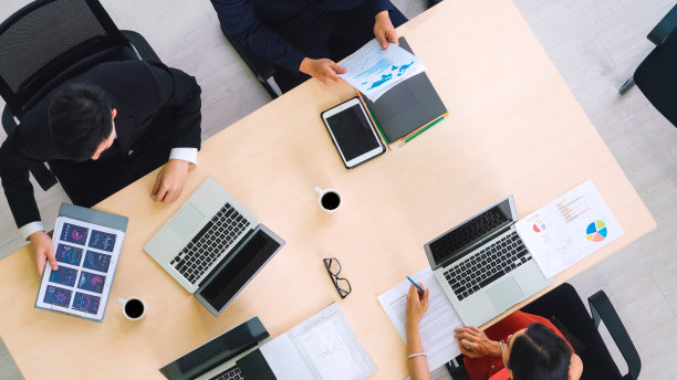 商务人士小组会议俯视图拍摄图片下载