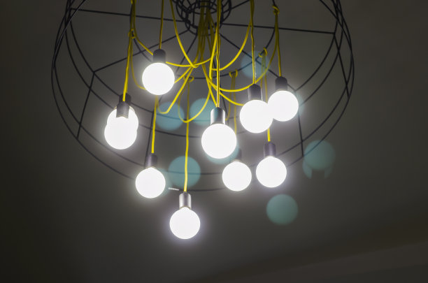 抽象的构图与发光的现代吊灯在高科技风格的天花板下。图片下载