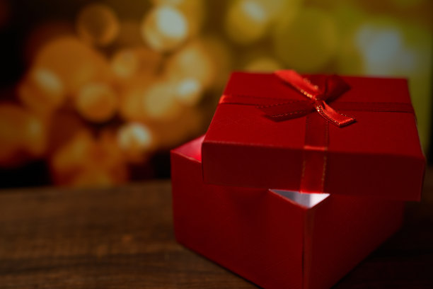 礼物放在以散焦为背景的木桌上图片下载