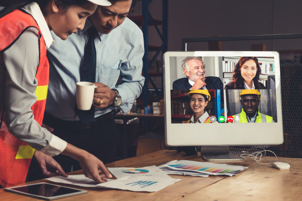 仓库工作人员在仓库的电脑屏幕上进行视频通话图片下载