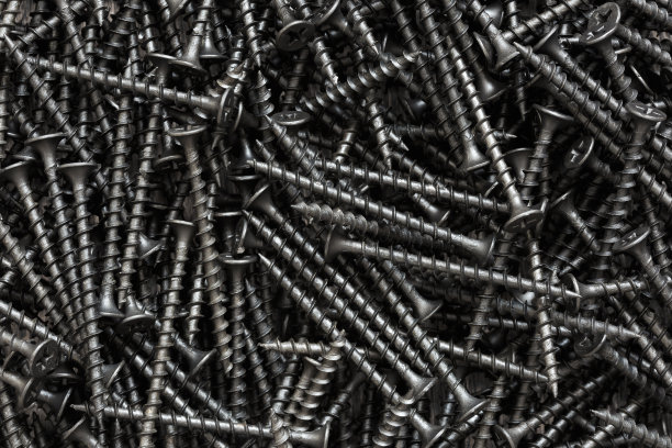 一堆黑色自攻螺钉特写图片下载