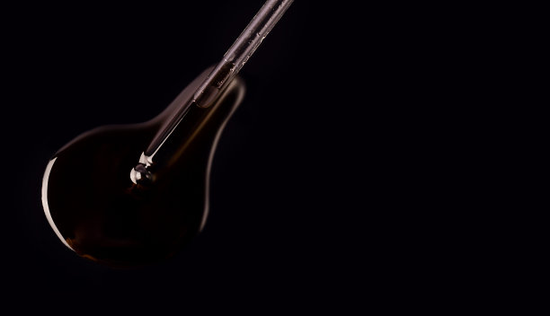 带油的移液管在黑色背景上图片下载