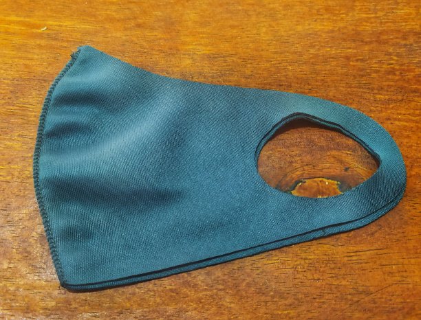 在木材背景上面罩面图片下载