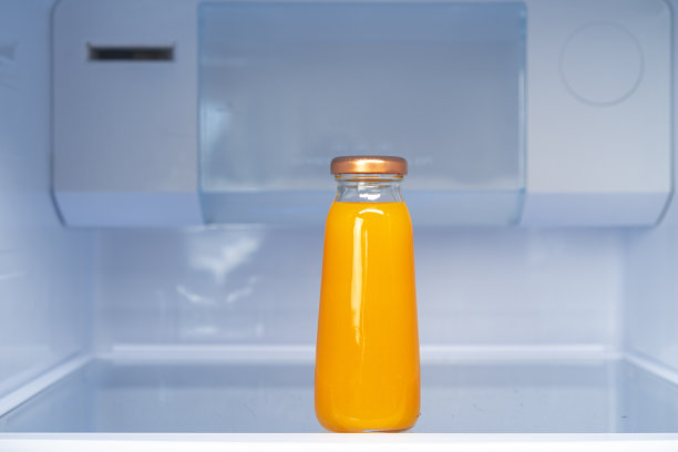 冰箱架子上的一瓶果汁图片下载