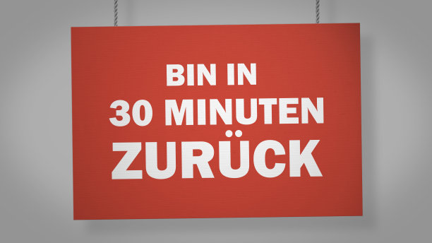 30分钟后Bin zurück(10分钟后回来)德国硬纸板标牌挂在绳子上。包括剪切路径，以便您可以放置自己的背景。图片下载