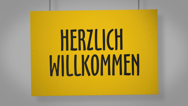 用绳子吊着的德国硬纸板标牌。包括剪切路径，以便您可以放置自己的背景。图片下载