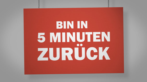 Bin in 5 minutes zurück (Be back in 10 minutes)德国硬纸板标牌挂在绳子上。包括剪切路径，以便您可以放置自己的背景。图片下载