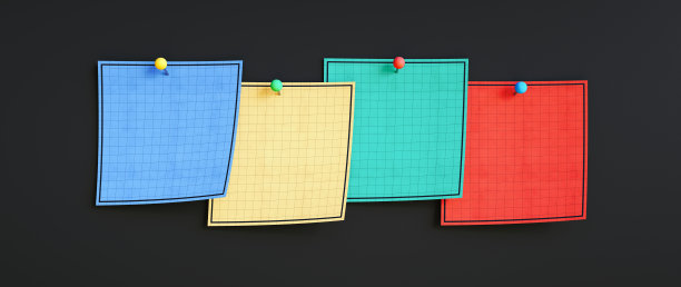 四张彩色的空白便条被钉在灰色的背景上，孤立在一起。图片下载