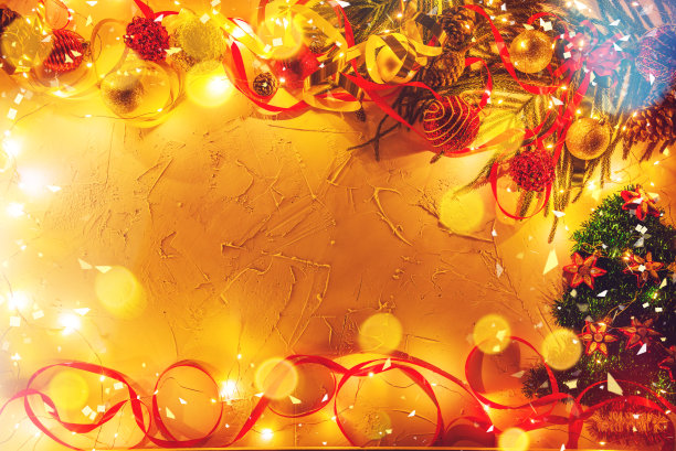 圣诞装饰球和装饰在抽象的散景背景与复制空间。圣诞和新年的节日背景贺卡。圣诞快乐图片下载