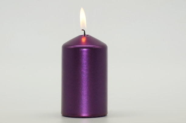 紫色的蜡烛在明亮的背景上燃烧着图片下载