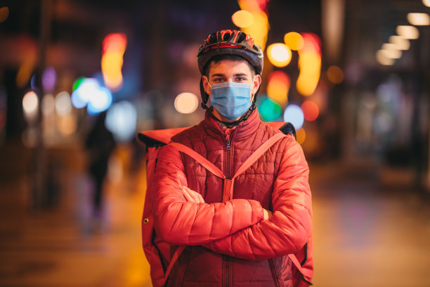 冠状病毒大流行期间的快递员图片下载