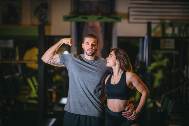 欢快的运动夫妇有乐趣，同时在健身房锻炼图片下载