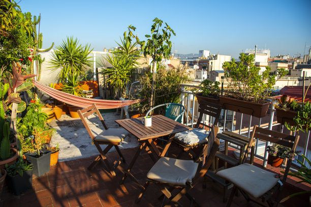 西班牙巴塞罗那的阳台生活。图片下载