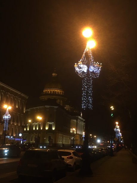 冬末的夜晚，圣彼得堡市中心的新年装饰图片下载