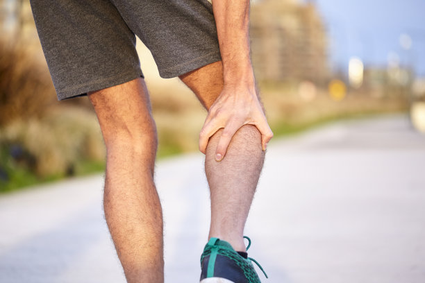 男子抱着受伤的腿图片下载