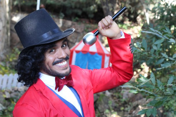 马戏团里有魅力的种族指挥图片下载