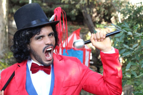 马戏团里有魅力的种族指挥图片下载