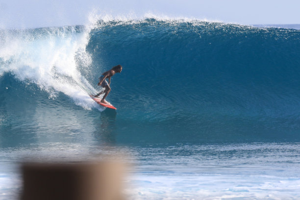 休闲冲浪者在一个红色的板图片下载