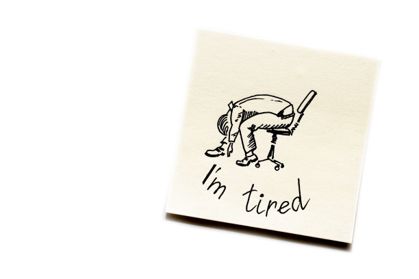 一个年轻人坐在办公椅上睡觉。工作劳累和过度劳累。“我累了”的贴纸。标记图。图片下载