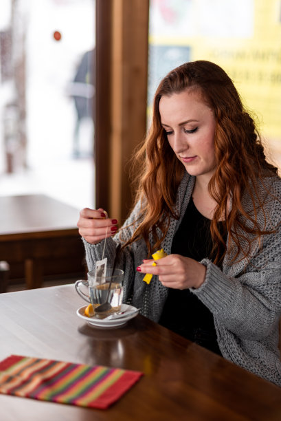 漂亮的年轻女人在咖啡馆喝茶存货照片图片下载